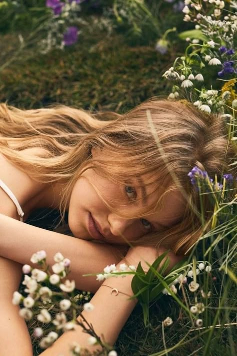 Senior Photoshoot Poses, Senior Pic Inspo, Unique Senior Pictures, Outdoor Portrait Photography, Field Photoshoot, Senior Photography Poses, Senior Photo Poses, Victoria Secret Fragrances, Flower Photoshoot