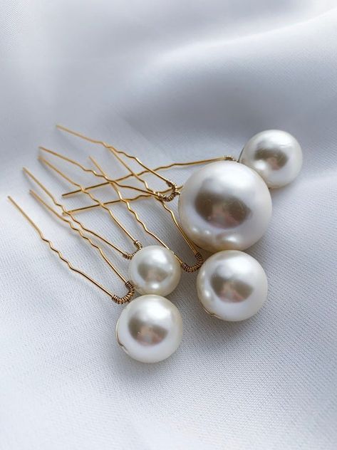 https://www.pinterest.nz/pin/184718022205486038/ Gold Hair Pins, Hair Accessories Gold, Pearls Hair, Hair Pins Wedding, Gold Hair Pin, Pearl Headpiece, Gold Hair Accessories, Hair Accessories Pearl, Crystal Headpiece