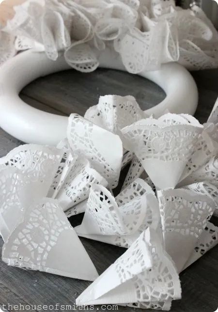 Doily Wreath, Doilies Diy, Diy Doily, Paper Doily Crafts, Book Wreath, Paper Lace Doilies, Installation Ideas, Doilies Crafts, Book Page Crafts