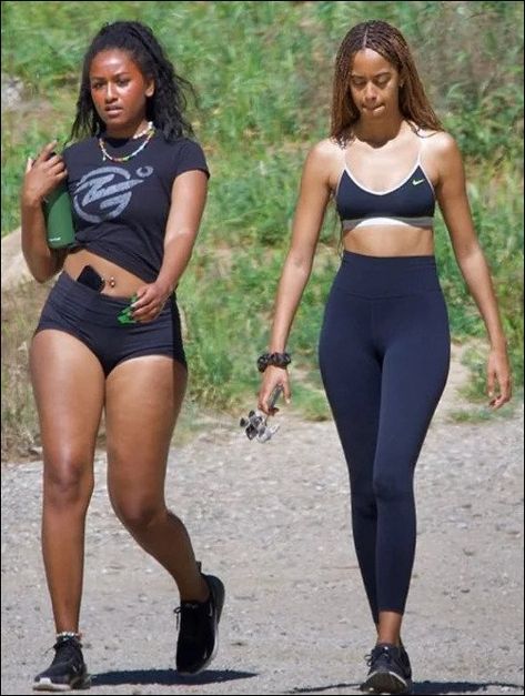 Sasha Obama Height Weight Shoe Size Sasha And Malia Obama, Sasha Obama Style, Obama Sisters, Obama Daughter, Malia And Sasha, Sasha Obama, Malia Obama, Michelle And Barack Obama, 23 Years Old