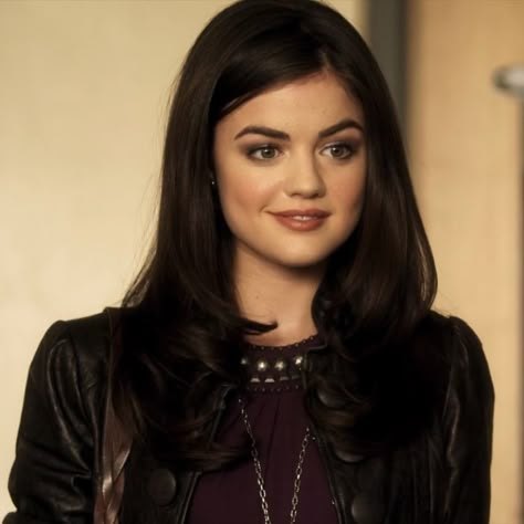 Aria Montgomery Hair, Aria Hair, Aria Montgomery Style, Aria Style, Pretty Little Liars Aria, Hair Expo, Pll Outfits, Aria Montgomery, Pretty Little Liars