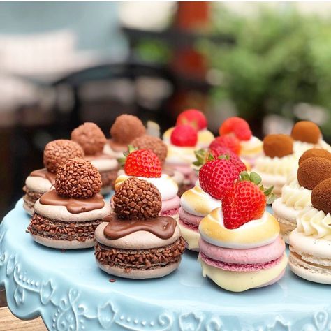 Pastries Ideas To Sell, Macarons Shapes, Sweet Treats To Sell, Marshmallow Macaron, Vanilla Tiramisu, Valentines Macarons, Cute Macaroons, Tiramisu Macarons, Cute Macarons