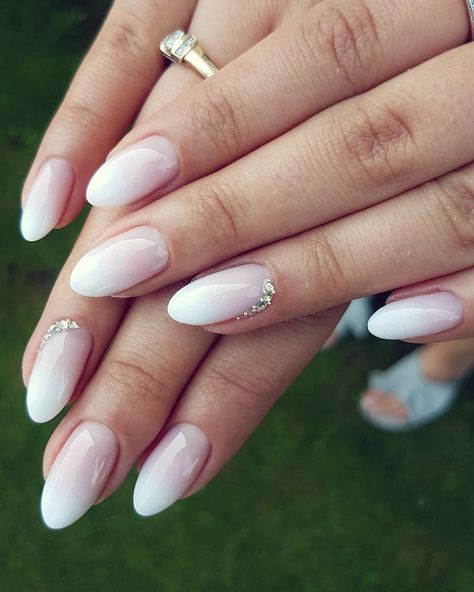 Simple Wedding Nails, Pink And White Nails, Wedding Day Nails, Bridal Nails Designs, Pink Nail Art Designs, Wedding Nail Art Design, Bridal Nail Art, Wedding Nail, Pink Nail Art