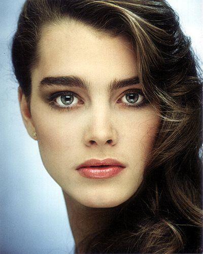 THE eyebrow icon Brooke Shield | The "natural" un-plucked eyebrows were in fashion. Brooke Shields Eyebrows, Elf Make Up, Brooke Shields Young, Estelle Lefébure, Thick Brows, Thick Eyebrows, Natalia Vodianova, Richard Avedon, Brooke Shields