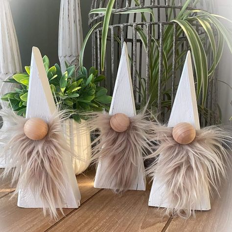 Wood Triangle Gnomes, Wood Block Gnomes Diy, Wooden House Christmas Decorations, Wooden Gnomes Ideas, Wooden Diy Christmas Decor, Diy Wooden Gnomes, Christmas Diy Wood Projects, Diy Wood Gnomes, Wooden Gnomes Diy