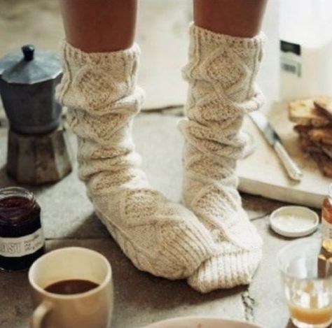 Turn sweater sleeves into warm socks - reuse the sleeves from old sweaters that were used in the sweater quilt. Sukienki Maksi, Cable Knit Socks, Comfy Socks, Cozy Socks, Warm Socks, Baby Cold, Comfy Cozy, Looks Style, Sweater Sleeves