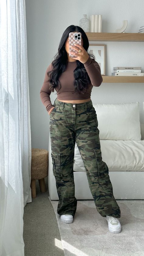 Baddie Camo Pants Outfit, Camo Jeans Outfit Winter, Cargo Pants Outfit Camouflage, Cano Cargo Pants Outfit, Styling Army Green Pants, Brown And Camo Outfit, Camo Cargo Pants Outfit Fall, How To Style Camo Pants Women, Army Print Pants Outfit