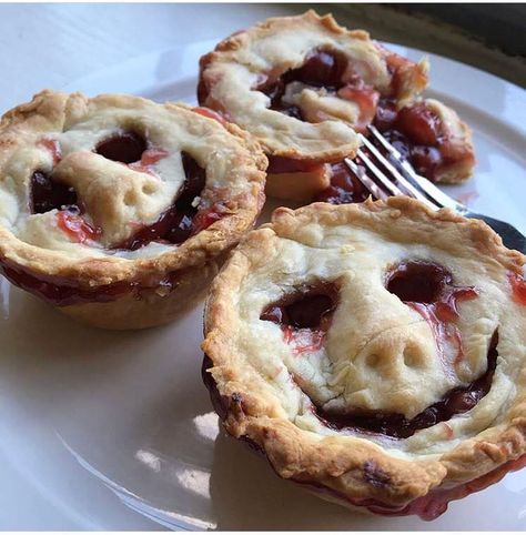 [homemade] my friend made spooky cherry pies Scary Cherry Pie, Scary Face Pie, Spooky Baked Goods, Halloween Cherry Pie, Horror Desserts, Foods For Halloween Party, Scary Pie, Tarte Halloween, Creepy Pie