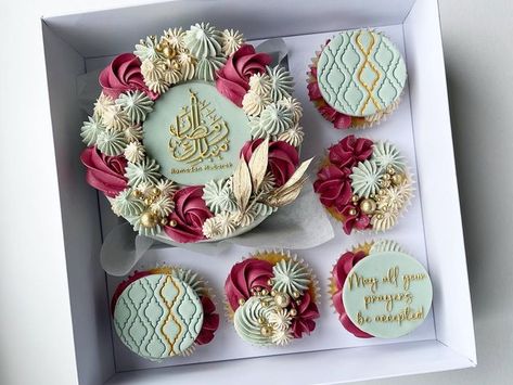 Sweet Cravings on Instagram: "Ramadan Bento Box ⭐️🌙 . . Will be up for auction @bake4charity_south_london today . . 5 inch chocolate fudge cake Victoria sponge cupcakes . . Box @elitepackagingcompany Fondant embossers @cosybloom Food colouring @colour.mill (Latte, burgundy and eucalyptus) Gold paint @rainbow_dust_colours Dry ruscus @mamie.peaches Gold sprinkles @sprynklezz Fondant @renshawbaking Ramadan sticker @littlemusehome Ribbons @jijacraft . . #sweetcravingsforever #bake4charity # 4 Inch Bento Cake, Ramadan Bento Cake, Eid Bento Cake, Bento Box Cake With Cupcakes, Bento Cake And Cupcakes Design, Cupcake Gift Box Ideas, Victoria Sponge Cupcakes, Ramadan Cake, 4 Inch Cake