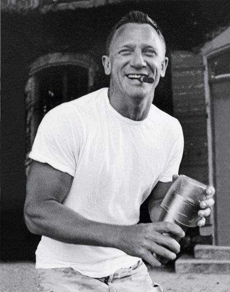 James Bond with a cigar and improvised cocktail shaker Daniel Craig Style, Daniel Craig 007, Daniel Graig, James Bond Style, Daniel Craig James Bond, Cigars And Whiskey, Daniel Craig, Fashion Blogger Style, James Bond