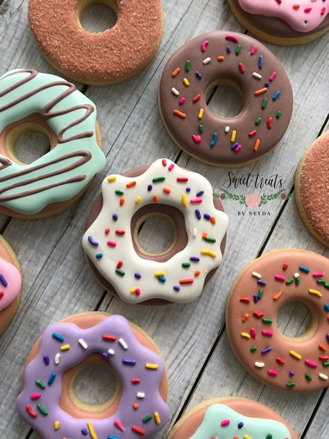 Donut Sugar Cookies, Donut Cookies, Summer Sugar Cookies, Cookie Recipes Decorating, Cookie Decorating Icing, Royal Iced Cookies, Sugar Cookie Royal Icing, Sugar Cookie Icing, Iced Sugar Cookies