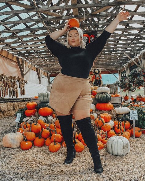 Plus Size Fall Photoshoot, Plus Size Pumpkin Patch Outfit, Cute Pumpkin Patch Outfits, Pumpkin Patch Outfit Women, Fall Pumpkin Patch Outfit, Pumpkin Patch Outfits, Christian Girlie, Pumpkin Patch Photoshoot, College Girl Outfits