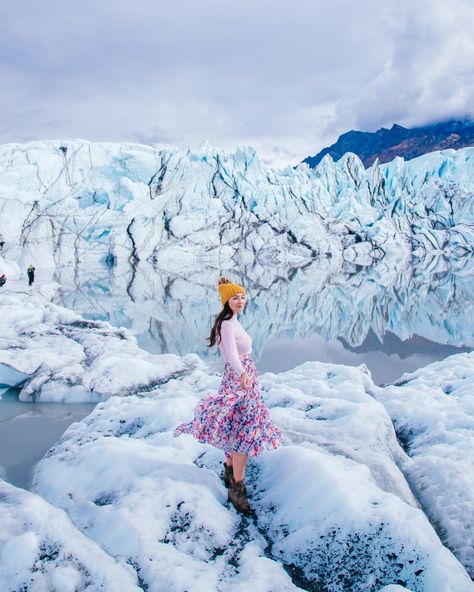 Here are 12 things that Alaska is famous for! You'll want to know these things before heading on your Alaska trip to make sure you make the most of your travels! Planning an Alaska itinerary? Be sure to incorporate these 12 things that Alaska is famous for! Alaska Cruise Photo Ideas, Alaska Family Photoshoot, Alaska Pictures Ideas, Alaska Instagram Pics, Alaska Photo Ideas, Alaska Photoshoot, Dog Carting, Winter Photoshoots, Winter Photoshoot Ideas