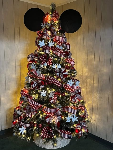 Disney Chrismas Tree, Disney Themed Christmas Trees Mickey Mouse, Christmas Tree Ideas Mickey Mouse, Mickey Theme Christmas Tree, Mickey Themed Christmas Tree, Mickey Mouse Tree Christmas, Christmas Tree Mickey Mouse, Disney Tree Christmas, Disney Theme Christmas Tree