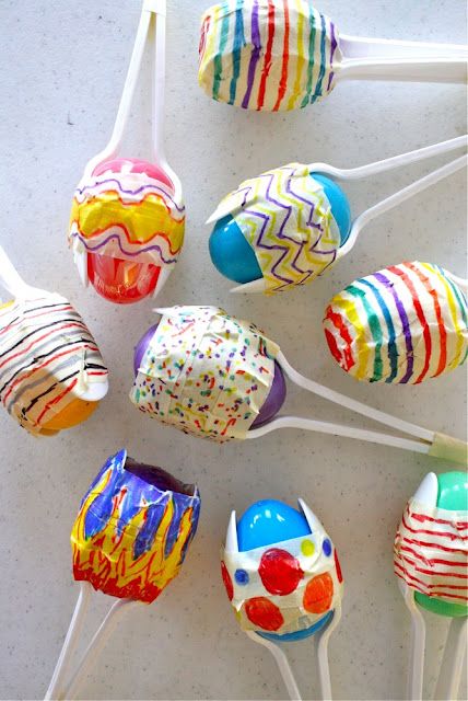 Maracas made from plastic spoons, plastic Easter eggs, and tape. This would be so cool for kids! and practically FREE :). Easter eggs are out at the dollar store. Mexican Crafts, Plastic Easter Eggs, 5 De Mayo, Plastic Spoons, Groundhog Day, Spring Crafts, Labor Day, School Crafts, Craft Activities