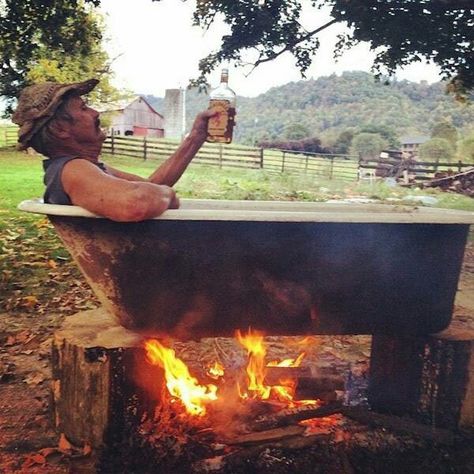 Red Neck Hot Tub, Hillbilly Hot Tub, Garden Bathtub, Diy Hot Tub, Outdoor Bathtub, Outdoor Bathroom Design, Outdoor Tub, Outdoor Baths, Outdoor Sinks