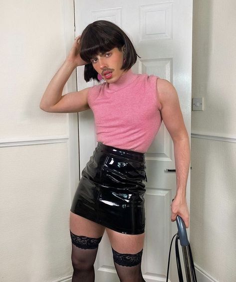 Woman Dressed As Man Costume, Gender Bender Costume, Male Halloween Costumes Men, Halloween Costumes Men Aesthetic, Gay Costume, Handmade Halloween Costumes, Pink Costume, Pretty Halloween, Costumes For Teens