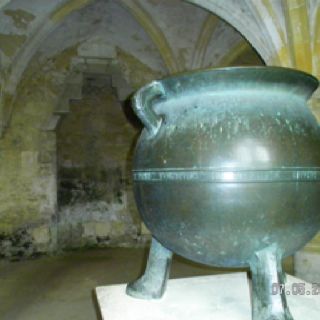 Giant Bronze Cauldron, made in Belgium in 1500 BC, used for cooking at Laycock Abbey and seen in a Harry Potter film! Harry Potter Film, Cooking Pot, Belgium, Grapes, Harry Potter, Copper, History, Film