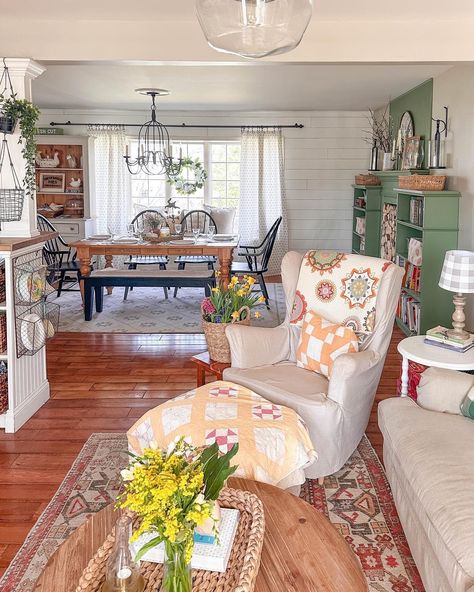 Eclectic Cottage Living Room, Grandma Core Home Decor, Modern Cottage Decor Living Room, Colorful Cottage Decor, Cozy Grandma House Aesthetic, Colorful Cottage Core, Country Style Living Room, Colorful Cottage, Casa Country