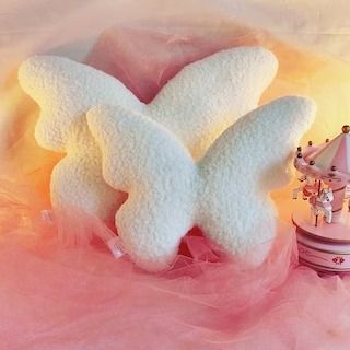 DreamsGelsomino - Etsy Hungary Butterfly Bedroom Ideas Kids, Butterfly Decorations Bedroom, Room Decor Butterfly, Boucle Cushion, Butterfly Bedroom, Butterfly Cushion, Butterfly Nursery, Fluffy Cushions, Cute Cushions