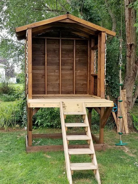 kids treed house. kids play station. kids for sitting area. tree tree house Playhouse Exterior, Interior Playhouse, Fort Playhouse, Handmade Hideaway, Treehouse Playset, Kids Tree House, Treehouse Diy, Diy Railing, Playset Makeover