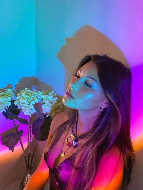 Euphoria Aesthetic Photoshoot Ideas, Sunset Lamp Purple, Rainbow Lamp Photoshoot, Glam Photoshoot Poses, Euphoria Poses Ideas, Projector Photoshoot Ideas At Home, Mood Lighting Photoshoot, Euphoria Portrait Photography, Sunset Projector Photoshoot