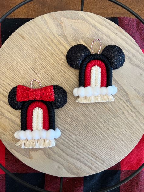 Mickey Mouse Minnie Mouse macrame wall hanging Disney Macrame Diy, Disney Macrame, Macrame Disney, God's Eye Craft, Macrame Boho Decor, Mini Macrame Wall Hanging, Statement Wall Art, Pola Macrame, Mouse Wall