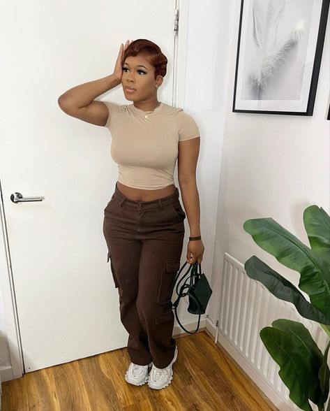 brow jeans nude top black girl outfit chill luxury balenciaga sneakers trainers telfar short hair burgundy red hair aesthetic College Outfits Black, Classic Chic Outfits, School Fit Ideas, Fire Outfits, Mode Zara, Everyday Fits, School Fit, College Fits