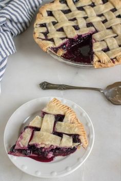 Strawberry Blueberry Pie, Tart Strawberry, Mixed Berry Pie, Fruits Recipes, Cherry Pie Recipe, Blackberry Pie, Honey Pie, Vegan Blueberry, Berry Pie