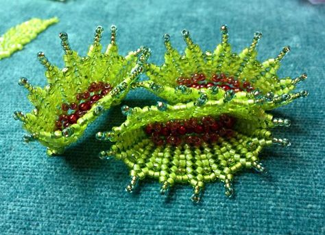 Crochet Venus Fly Trap, Seed Bead Art Patterns, Plant Beading, Laura Mccabe, Beaded Plants, Fly Trap, Fabric Embellishment, Venus Fly Trap, Beaded Leaf