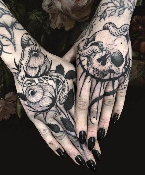 Dark Satanic, Tattoo Main, Hand Tattoo Ideas, Skull Hand Tattoo, Hand Stand, Hand Tattoos For Women, Face Tattoos, Best Tattoo Designs, Hand Tattoo