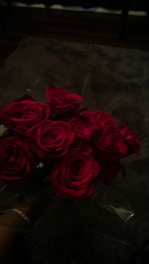 Dark Red Roses Bouquet Aesthetic, Rose Pics Aesthetic, Roses Red Bouquet, Bouquet Of Flowers Aesthetic Dark, Rose Flower Aesthetic Dark, Dark Red Asthetics Photos, Rose Flower Aesthetic Red, Vintage Roses Aesthetic, Rose Asthetics Photos