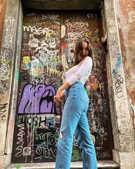 Outfit inspiration, zara, tally weijl, indie photo, poses ideas, Instagram Indie Y2k Aesthetic, Graffiti Photoshoot, Spray Paint Wall, Instagram Outfit Ideas, Photo Ideas Instagram, Graffiti Pictures, Instagram Photo Ideas, Indie Y2k, Instagram Pose