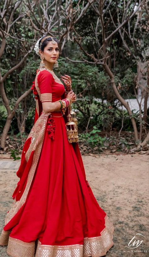 Sudhir Bhai Saree Wala Bridal Lehenga, Bright Red Wedding, Bridal Choli, Indian Bridal Wear Red, Wedding Lengha, Bridal Entry, Bridal Lehenga Online, Celebrity Bride, Simple Bride