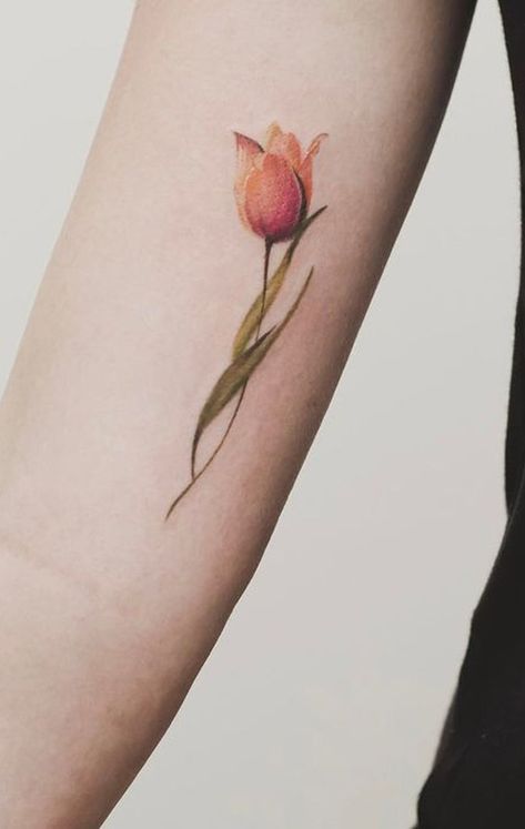 Watercolor Tulip Pink Floral Flower Bicep Arm Tattoo Ideas for Women - Ideas de tatuaje de flores para mujeres - www.MyBodiArt.com Arm Tattoo Ideas For Women, Arm Tattoo Ideas, Water Lily Tattoos, Tulip Tattoo, Watercolor Tattoo Flower, Small Flower Tattoos, Watercolor Tulips, Bff Tattoos, Delicate Tattoo