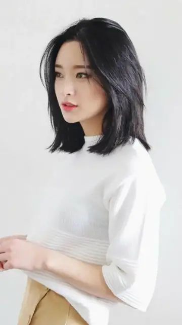 Short Haircuts 2024: 17 Trendy Ideas for Women Short Haircut Ideas For Oval Face, Asian Short Hair Oval Face, Short Asian Hair Round Face, Asian Short Hair Straight, Medium Asian Haircut, Short Haircut For Oval Face Women, Asian Lob Haircut, Korean Short Hair For Chubby Face, Mommy Haircut