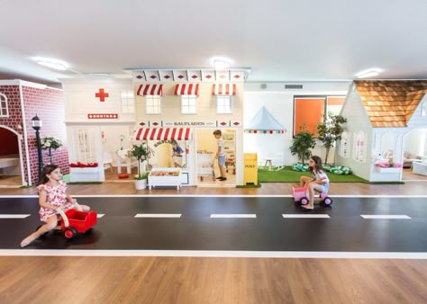 Cafe Play Area, Montessori Play Cafe, Kids Indoor Playground Business, Play Cafe Design, Play Cafe Ideas Coffee Shop, Playroom Design Layout, Kids Cafe Playroom, Kids Cafe Ideas, Play Cafe Ideas