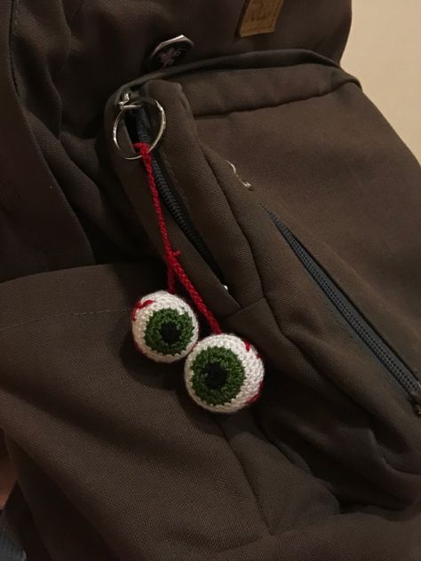 Eye Ball Crochet, Crochet Eyeball Keychain, Crochet Dark Aesthetic, Keychain Aesthetic Crochet, Crochet Weird Stuff, Crochet Core Aesthetic, Emo Crochet Ideas, Crochet Keychain Aesthetic, Eyeball Crochet