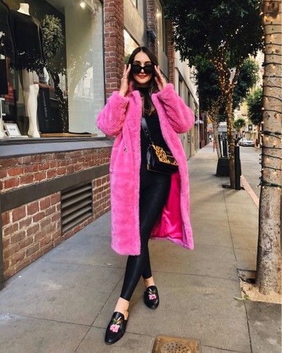 Pink Fur Coat Outfit, Hot Pink Fur Coat, Pink Coat Outfit Winter, Pink Coat Outfit, Pink Fur Jacket, Madrid Outfits, Winter Outfits Ideas, Pink Fur Coat, Fur Coat Outfit