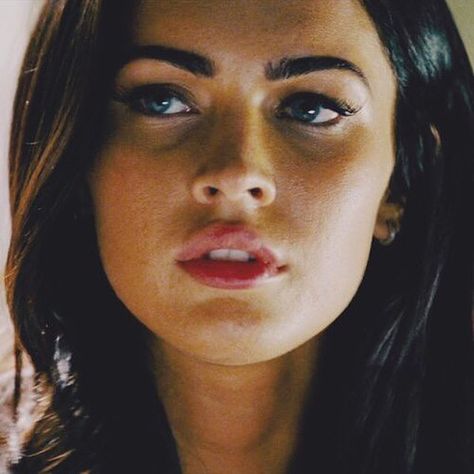 Megan Fox Lips, Megan Fox Eyebrows, Megan Core, Megan Fox Transformers, Megan Fox Makeup, Iconic Girl, Megan Fox Style, Megan Fox Photos, Old Pics