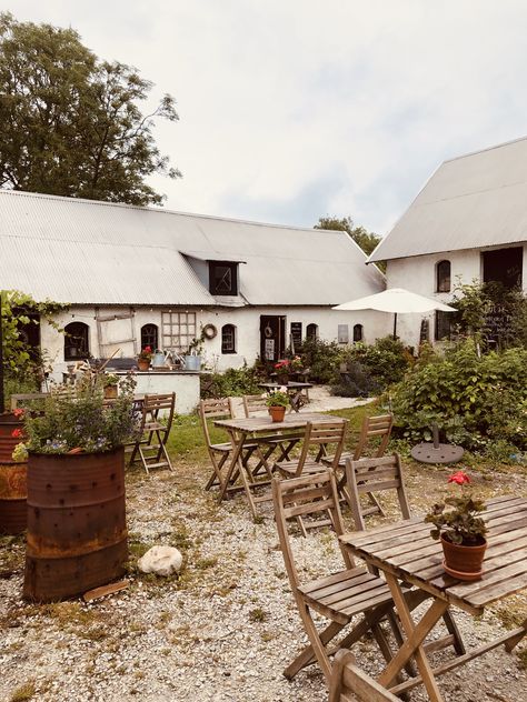 Countryside Coffee Shop, Farm Cafe Design, Barn Cafe, Stable Cafe, Cafe Exterior, Farm Cafe, Cafe Seating, Cozy Restaurant, Cozy Coffee Shop