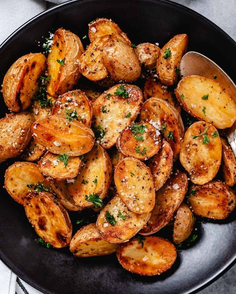 Crispy Oven Roasted Baby Gold Potatoes Roasted Gold Potatoes, Golden Potato Recipes, Baby Gold Potatoes, Gold Potato Recipes, Side Dishes For Fish, Best Roast Potatoes, Roasted Baby Potatoes, Potatoes In Oven, Potatoes Recipes