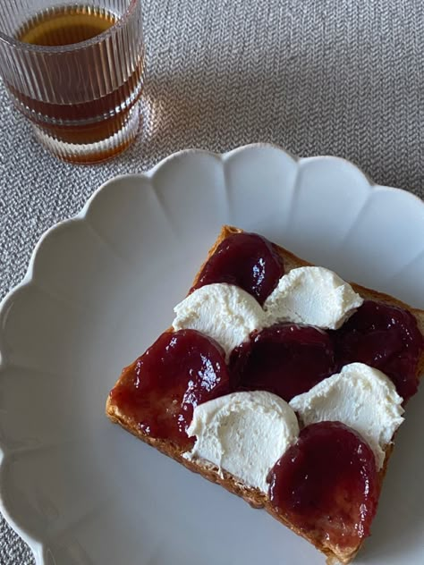 Toast And Jam Aesthetic, Coffee And Toast Breakfast, Bread Toast Aesthetic, Cream Cheese Toast Aesthetic, Bread And Cheese Aesthetic, Bread And Jam Aesthetic, Pbj Sandwich Aesthetic, Jam And Cheese Toast, Toast Ideas Cream Cheese