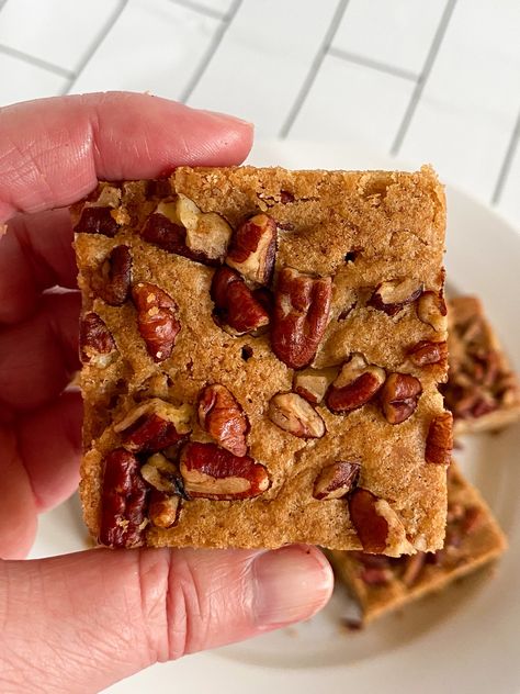 Maple Pecan Blondies - Northern Ginger Maple Pecan Blondies, Pecan Blondies Recipe, Maple Blondies, Pecan Blondies, Brown Butter Blondies, Maple Pecans, Nutty Bars, Maple Recipes, Square Cake Pans