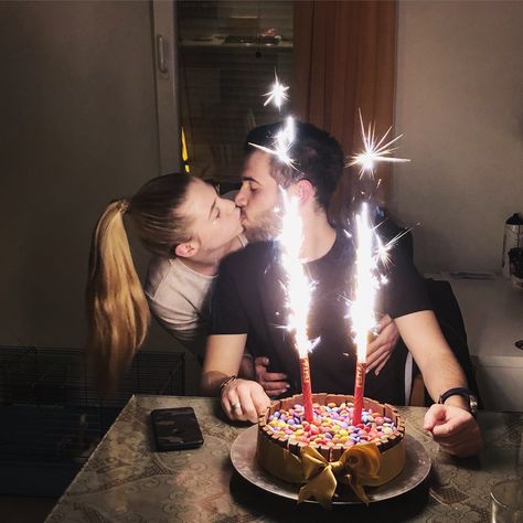 Romantic Birthday Cake For Love, Husband Birthday Picture Ideas, Birthday Shoot With Boyfriend, Birthday Copul Pic, Couples Birthday Photoshoot With Cake, Birthday Picture Ideas With Boyfriend, Birthday Photos Couple, Couple Poses For Birthday, Birthday Photos With Boyfriend