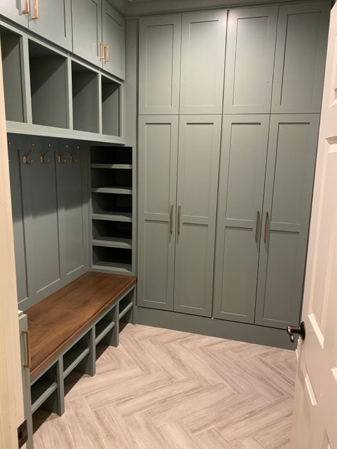 Mudroom Design Wallpaper, L Mudroom, Closet Cabinet Color Ideas, Mudroom Built In Ideas, Mudroom With Corner, Mudroom Large Family, White Cabinet Mudroom, Walk In Drop Zone, Entry Way Locker Closet