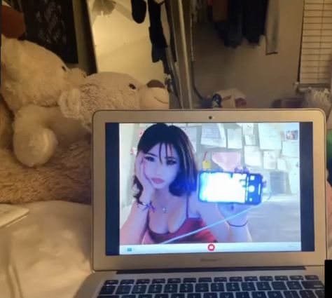 Mac Book Photos, Macbook Pictures Aesthetic, Laptop Mirror Selfie, Macbook Pictures Instagram, Chromebook Pictures, Chromebook Pics, Macbook Photobooth Selfies, Laptop Pictures, Laptop Photos