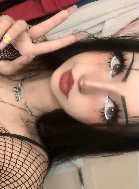 Maquillaje E Girl Dark, Egirl Eyeshadow, Anime Makeup Kawaii, Soft Egirl Makeup, Egirl Makeup Soft, Cute Emo Makeup, Egirl Makeup Looks, Cute Doll Makeup, E Girl Makeup