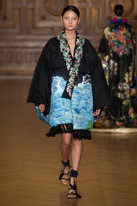 Yumi Katsura Fall Winter 2017.18 Haute Couture Collection Yumi Katsura Couture, Arabian Kaftan, Japanese Look, Japan Dress, Yumi Katsura, Asian Couture, Kimono Kaftan, Week In Paris, Fall Couture