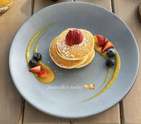 Pancake Presentation Ideas, Crepe Suzette Plating, Roasted Chicken Plating, Fine Dining Breakfast Ideas, Pancake Plating Ideas, Chicken Cordon Bleu Plating, Plating Ideas Main Course, Pancake Plating, Pancake Decoration